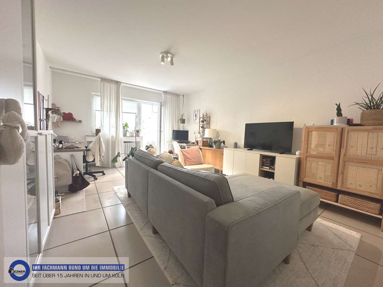 Ruhige Zwei - Zimmerwohnung mit schmalen Balkon und großer Küche in Köln-Neu-Ehrenfeld Ruhige Zwei - Zimmerwohnung mit schmalen Balkon und großer Küche in Köln-Neu-Ehrenfeld