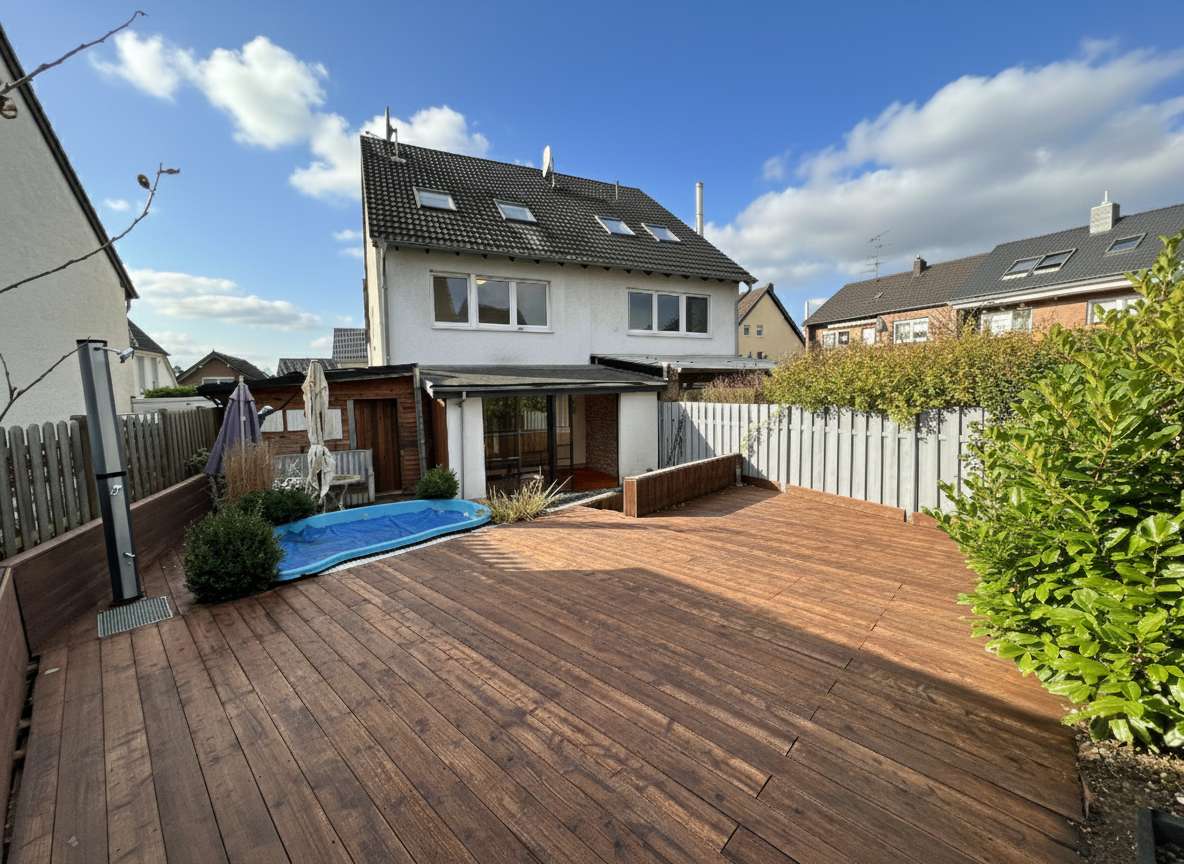Charmante Doppelhaushälfte mit Wintergarten, Garten und vielseitigen Nutzungsmöglichkeiten Charmante Doppelhaushälfte mit Wintergarten, Garten und vielseitigen Nutzungsmöglichkeiten