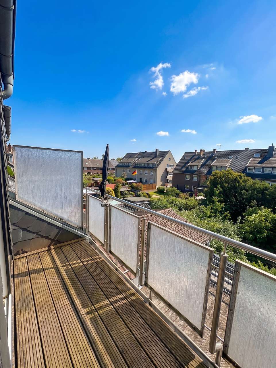 Lichtdurchflutete – Ruhige, kernsanierte Dachgeschosswohnung mit Sonnenbalkon ins Grüne Lichtdurchflutete – Ruhige, kernsanierte Dachgeschosswohnung mit Sonnenbalkon ins Grüne