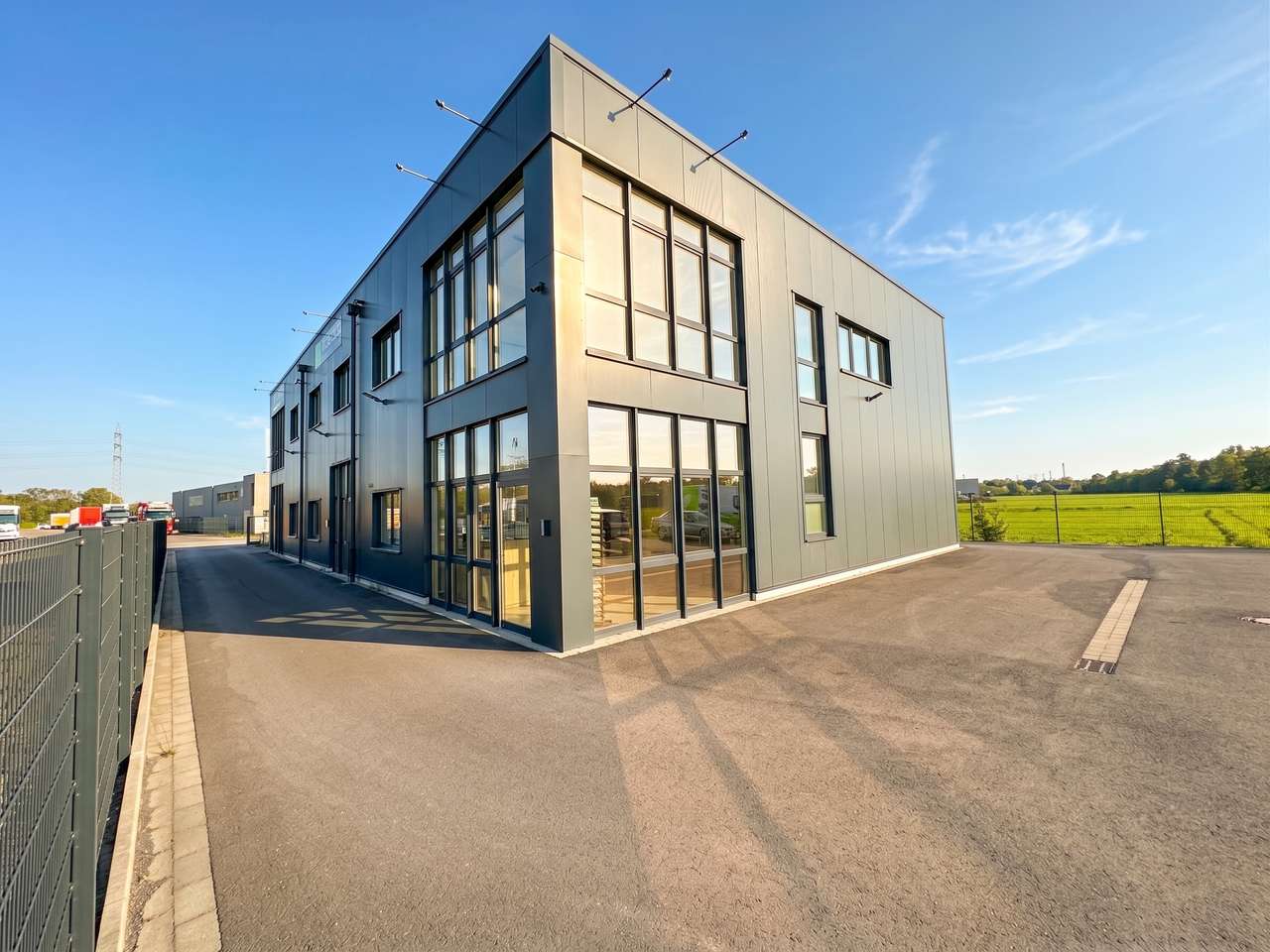 Exklusiver Firmensitz mit modernem Industriecharme: Design-Büros, Showroom & Lagerhalle Exklusiver Firmensitz mit modernem Industriecharme: Design-Büros, Showroom & Lagerhalle