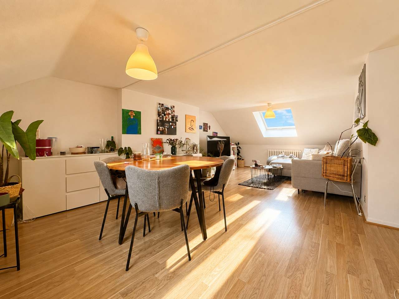 Wohnen über den Dächern: Helle Dachgeschoss-Wohnung mit Charme & offener Küche Wohnen über den Dächern: Helle Dachgeschoss-Wohnung mit Charme & offener Küche