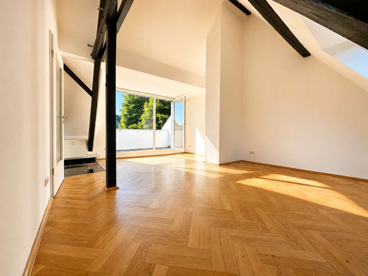 Historischer Charme trifft Loft-Flair: 3-Zimmer-Dachgeschoss mit hohen Decken, Balkon & Sichtbalken Historischer Charme trifft Loft-Flair: 3-Zimmer-Dachgeschoss mit hohen Decken, Balkon & Sichtbalken