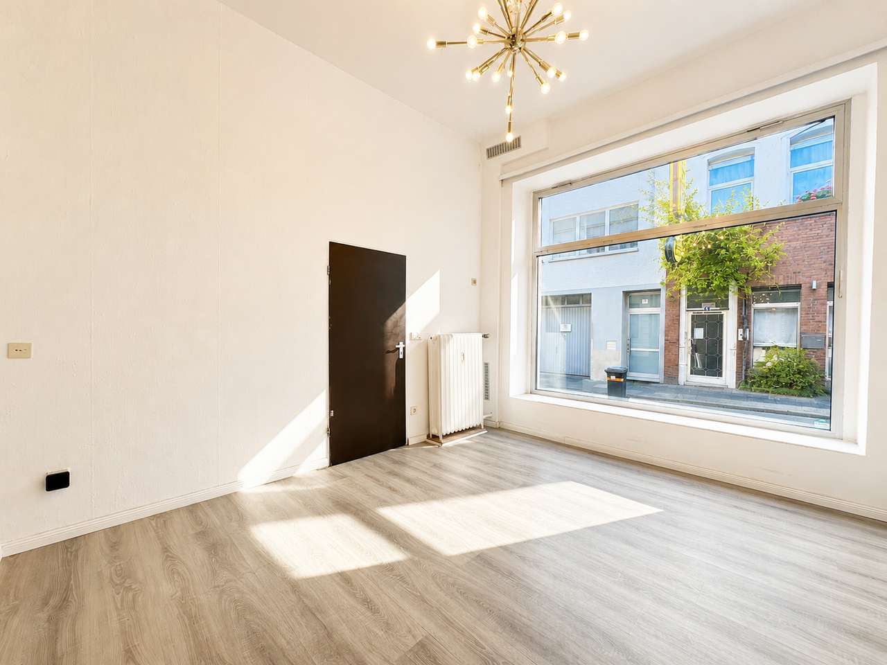 Attraktives Ladenlokal mit hohen Decken und großer Schaufensterfront in zentraler Kölner Lage Attraktives Ladenlokal mit hohen Decken und großer Schaufensterfront in zentraler Kölner Lage