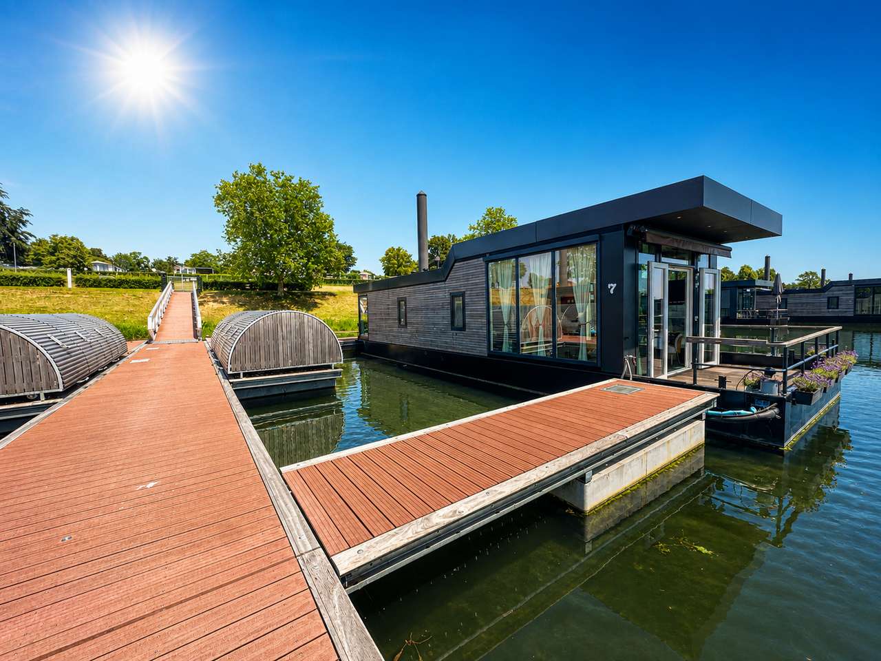 EXKLUSIVES LUXUS-HAUSBOOT AUF EIGENEM WASSERGRUNDSTÜCK (193 m²) EXKLUSIVES LUXUS-HAUSBOOT AUF EIGENEM WASSERGRUNDSTÜCK (193 m²)